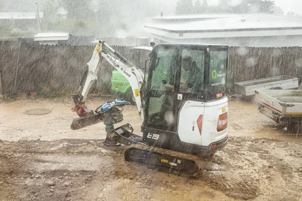 フィッシュバッハ ドイツ 2022年9月7日 小さな掘りの庭労働者は大雨の中でも働き続けます — ストック写真