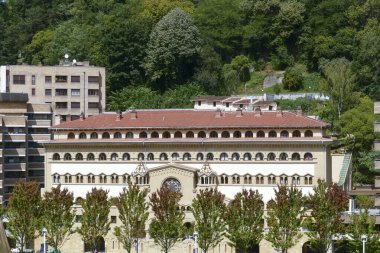 İspanya 'nın Bilbao şehrinde bulunan Fundadora de las Siervas de la Caridad konutunun cephesi