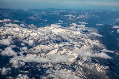 Sabah yumuşak bulutlu uzaylı Alpleri 'nin hava görüntüsü