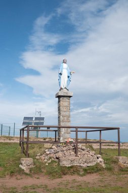 Fransa 'nın Alsace bölgesinde, tepesinde Kutsal Meryem heykeli olan minik balonun zirvesine.