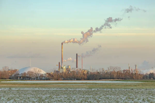 Ipari Komplexum Frankfurtban Késő Este Mezőkkel Füstölgő Kéményekkel Télen — Stock Fotó