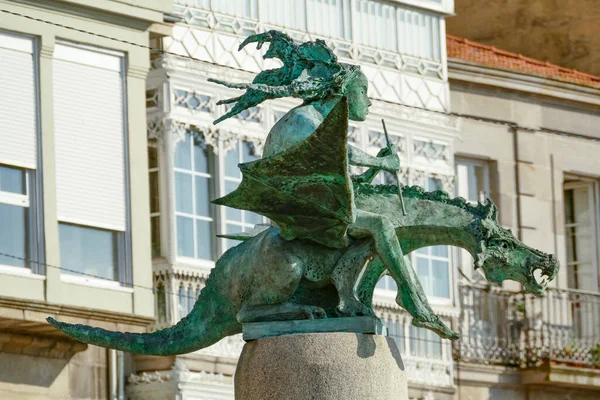 Ejderhaya Binen Bir Perinin Bronz Heykeli Vigo Galiçya Spanya — Stok fotoğraf