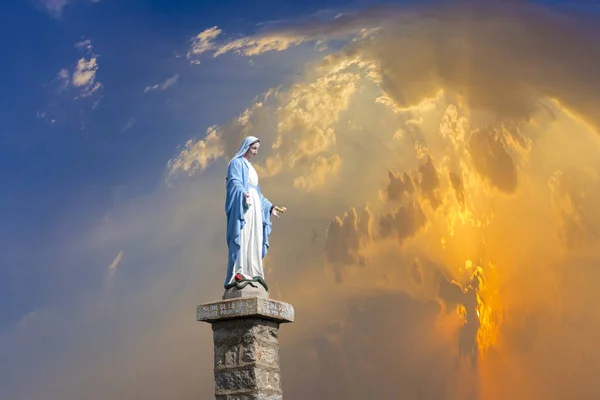 Fransa Nın Alsace Bölgesinde Tepesinde Kutsal Meryem Heykeli Olan Minik — Stok fotoğraf