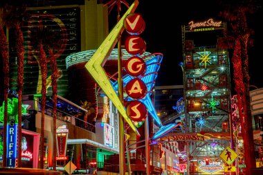 Las Vegas, ABD - 9 Mart 2019: Geceleri Fremont caddesinde kovboy Vic 'e bakmak, ampuller ve ABD' nin Las Vegas kentindeki Fremont sokak deneyimi ile aydınlatılmak..