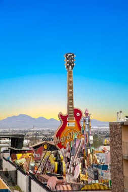 Las Vegas, ABD - 10 Mart 2019: Las Vegas neon müzesinde Gibson gitarında eski hard rock kafe tabelası.