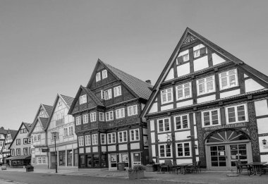 Detmold, Almanya - 14 Ekim 2021: Detmold 'daki ana cadde eski tarihi yarı keresteli tüccar evleriyle.