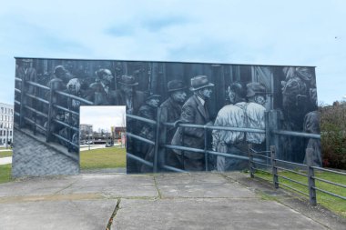 Wiesbaden, Almanya - 16 Ocak 2021: Binlerce Yahudi 'nin Wiesbaden Almanya' daki toplama kamplarına sürgün edilmesi için tren istasyonunda anma töreni.