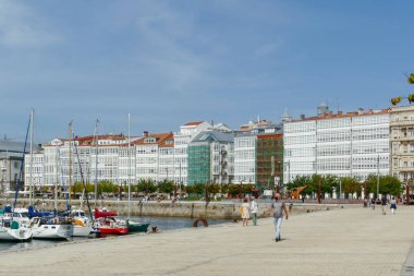 La Coruna, İspanya - 2 Eylül 2021: La Coruna, İspanya 'daki rıhtımda özel yelkenli tekneleri olan liman bölgesine bakın.