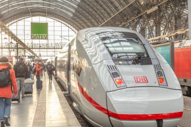 Frankfurt, Almanya - 22 Aralık 2021: İnsanlar Frankfurt ana istasyonundaki yüksek hızlı trene yetişmek için acele ediyorlar.