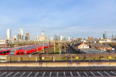 Frankfurt, Almanya - 22 Aralık 2021: Frankfurt am Main tren istasyonundan ufuk çizgisi manzarası.