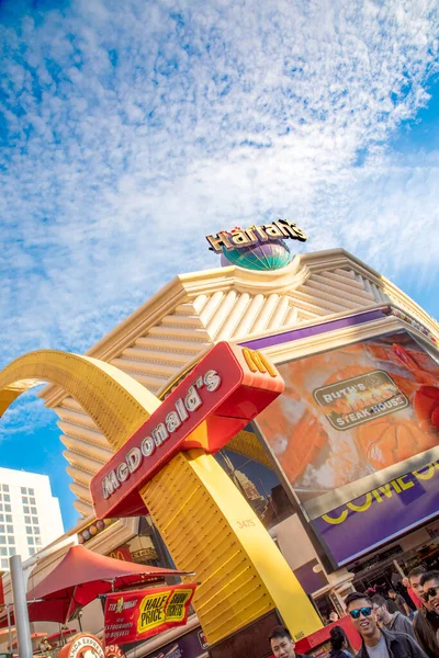2019年3月9日 美国拉斯维加斯 哈拉赫赌场的立面及麦当劳在美国拉斯维加斯的广告 — 图库照片
