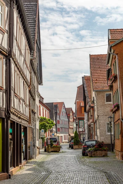 ドイツ アルスフェルト2021年6月25日 ドイツ アルスフェルトの石畳と半木造の歴史的家屋で覆われた小さな歴史的道路 — ストック写真