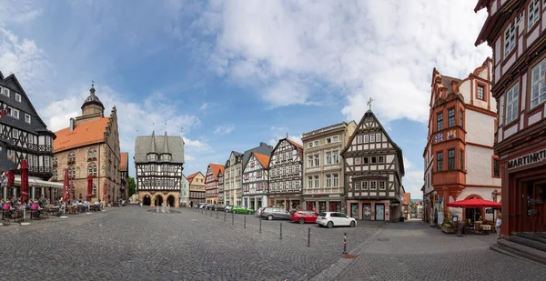 德国阿尔斯菲尔德 2021年6月25日 位于德国阿尔斯菲尔德市中心广场的著名市政厅和半木制历史建筑 — 图库照片