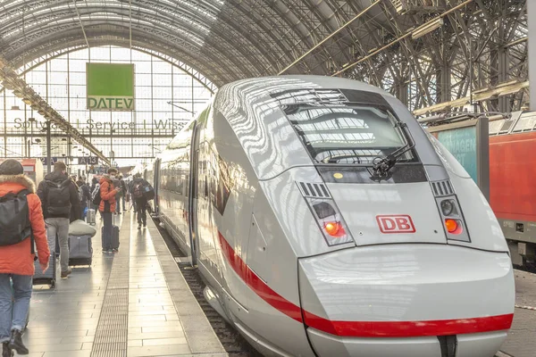2021年12月22日 德国法兰克福 人们奔向法兰克福火车站的Ice高速列车 — 图库照片