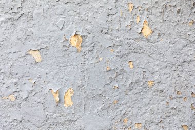 Bir evin duvarındaki gri rengin soyulması zamanı simgeliyor.