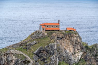 İspanya 'nın kuzeyinde San Juan de Gaztelugatxe şapeli ile ünlü kent simgesine ve film mekanına giden taştan patikada yürüyor.