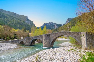 Burgi, Navarre, İspanya 'daki Esca Nehri üzerindeki ortaçağ köprüsü.