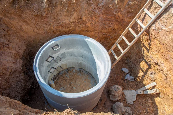 Buraco Com Cisterna Concreto Canteiro Obras Escada Para Trabalhador — Fotografia de Stock