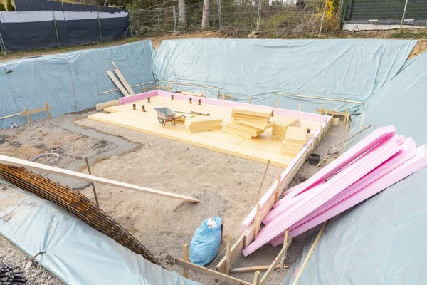 Islak Çamuru Önlemek Için Plastik Folyolu Yeni Bir Evin Beton — Stok fotoğraf