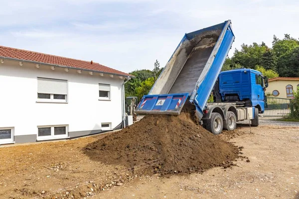 建設現場にプランテーション土壌を運搬するトラック — ストック写真