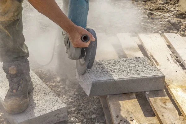 Man Met Een Snijdende Flex Snijdt Een Betonnen Stoeprand — Stockfoto