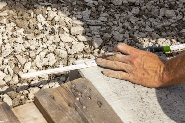 Teken Een Rechte Lijn Met Een Potlood Een Betonnen Stoeprand — Stockfoto