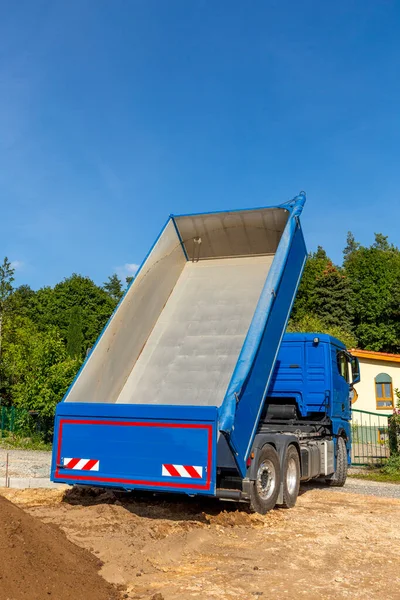 Lossen Van Truck Met Potgrond Uit Heftruck Bouwplaats Duitsland — Stockfoto