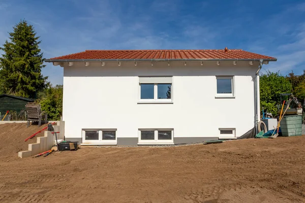 Casa Nueva Construcción Con Jardín Recién Construido Casi Listo Para —  Fotos de Stock