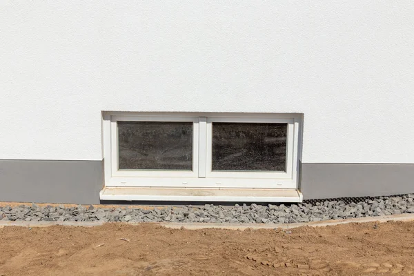 Källarfönster Vid Ett Nybyggt Familjehus Med Vitt Fönsterbräde — Stockfoto