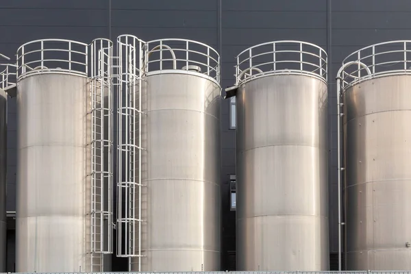 Detalhe Silos Cromo Frente Parede Cinza Genérica Uma Fábrica — Fotografia de Stock