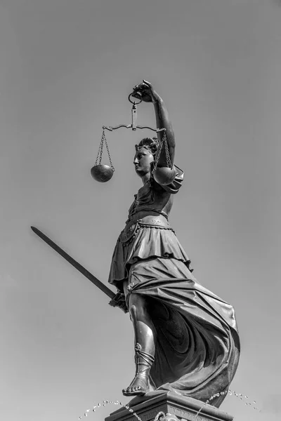 Συντριβάνι Lady Justice Στο Romerberg Της Φρανκφούρτης Γερμανία — Φωτογραφία Αρχείου