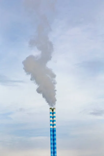 Chimenea Con Emisiones Humo Bajo Cielo Nublado — Foto de Stock