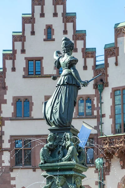 Socha Lady Justice Roemera Frankfurtu Pozadí Fasády Staré Radnice Frankfurt — Stock fotografie