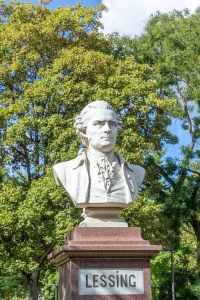 Άγαλμα Του Ποιητή Gotthold Ephraim Lessing Δημόσιο Πάρκο Στη Φρανκφούρτη — Φωτογραφία Αρχείου