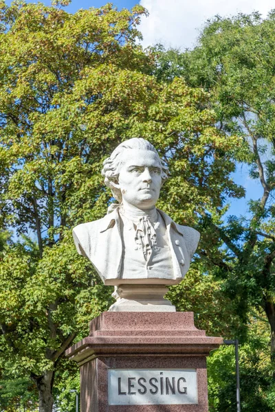 Frankfurt Almanya Bir Halk Parkında Şair Ephraim Lessing Heykeli — Stok fotoğraf