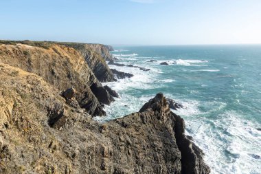 Portekiz, Algarve 'deki Sao Teotonio' da manzaralı kıyı manzarası