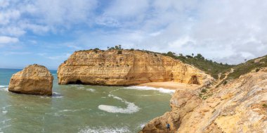 Carvoeiro 'daki Algarve sahilinde sahili olan manzaralı uçurum manzarası.