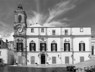 Martina Franca, İtalya 'daki Piazza Plebiscito' da saat kulesi olan eski üniversite sarayı.