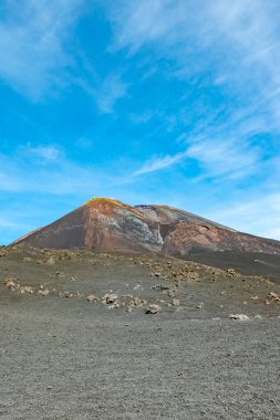 Funivia del Etna 'dan Etna yanardağına giden demiryolu manzarası. Sicilya, İtalya