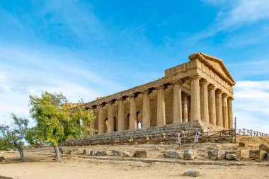 İtalya, Sicilya, Agrigento yakınlarındaki Tapınaklar Vadisi 'ndeki ünlü Concordia Tapınağı.