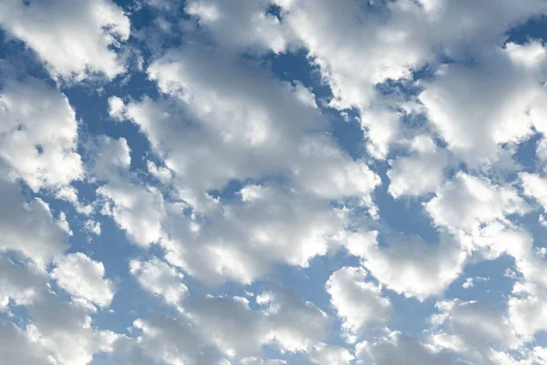 Blauer Himmel Mit Weichen Wolken Geben Einen Harmonischen Hintergrund — Stockfoto