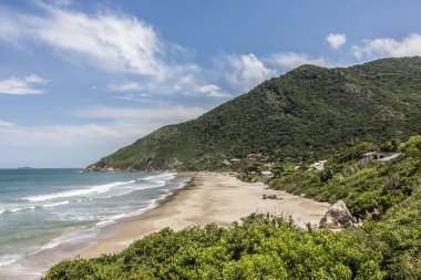Brezilya 'nın küçük balıkçı köyü Florianopolis' te boş bir sahil.