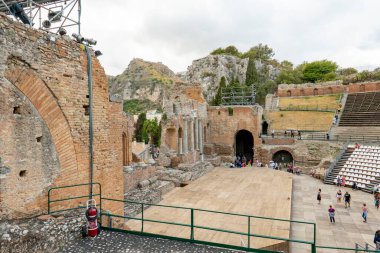 Taormina, İtalya - 26 Eylül 2022: Taormina, Sicilya, İtalya, Avrupa 'daki antik Yunan tiyatrosu