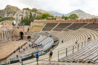 Taormina, İtalya - 26 Eylül 2022: Taormina, Sicilya, İtalya, Avrupa 'daki antik Yunan tiyatrosu