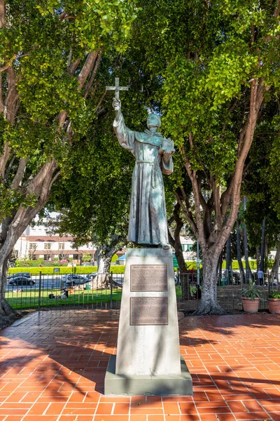 Los Angeles, ABD - 3 Mayıs 2019 Los Angeles, Kaliforniya 'daki Peder Junipero Serra' ya adanmış heykel. ABD.