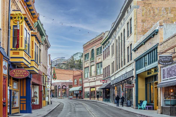 Bisbee, ABD - 29 Aralık 2019: Bisbee, Arizona 'da açık bir günde ana caddede kuyruk oluşturan binalar