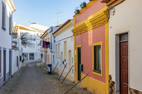 ポルトガルのラゴス 2020年3月10日 カラフルな小さな歴史的な漁師の家とラゴスの旧市街の狭い道路 — ストック写真