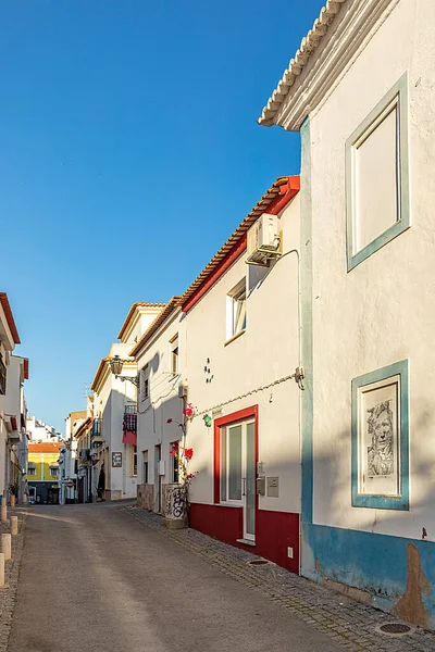 ポルトガルのラゴス 2020年3月10日 カラフルな小さな歴史的な漁師の家とラゴスの旧市街の狭い道路 — ストック写真