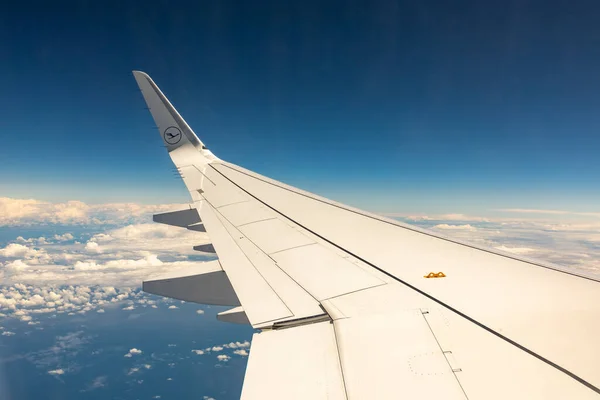 프랑크푸르트 2020 루프트한자 항공기가 2020 코로나 여행제 시간에 하늘을 — 스톡 사진