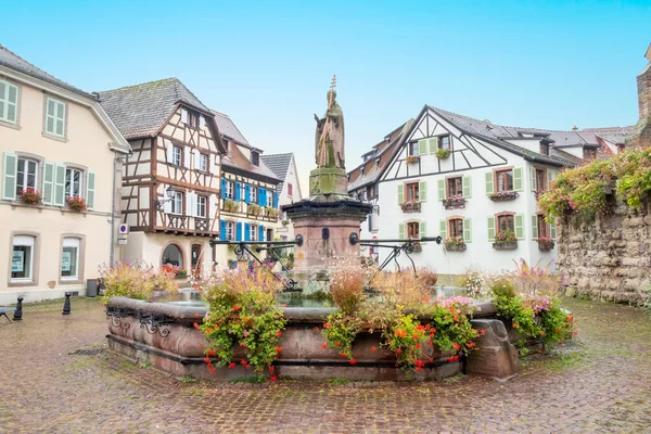 Eguisheim Francja Października 2021 Piękny Widok Zabytkowy Plac Miasta Eguisheim — Zdjęcie stockowe